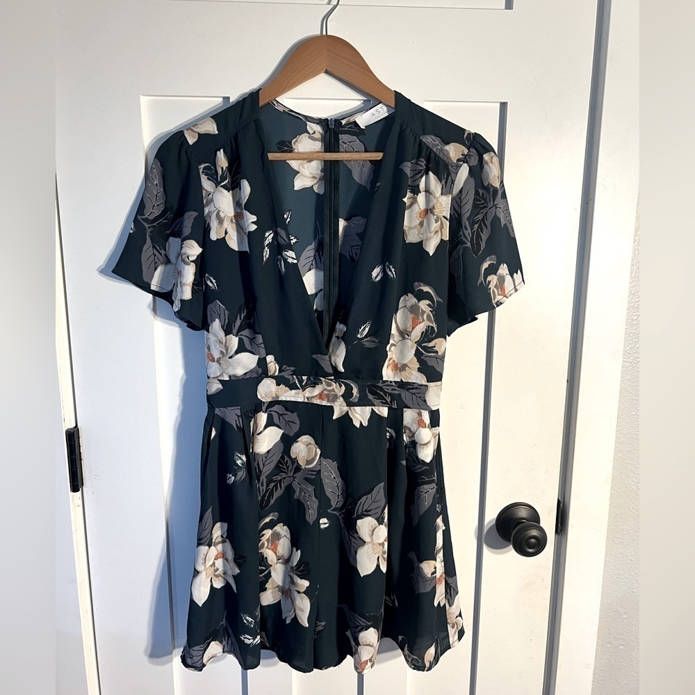 ASTR The Label Short Sleeve Floral V Neck Romper-M